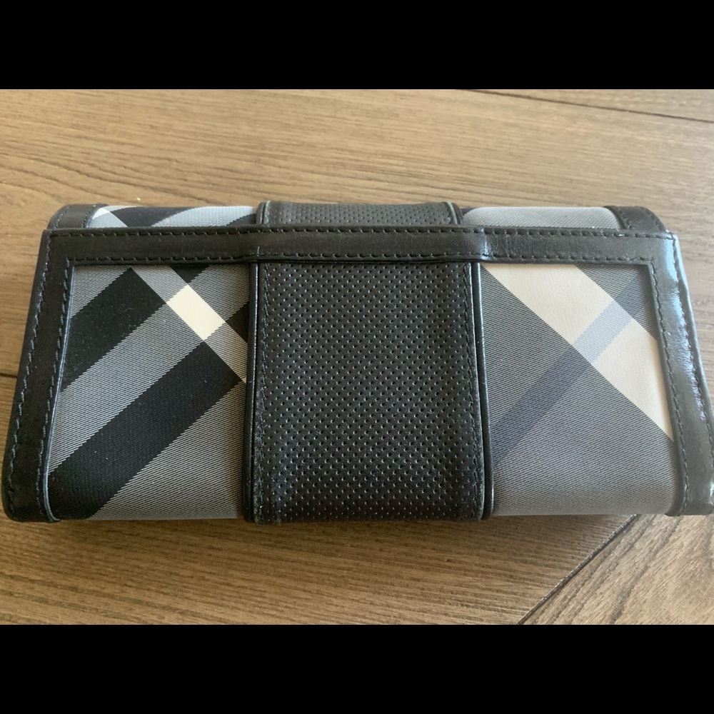 Beautiful Burberry wallet. Great condition.